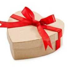 Caja forma de corazón decorado y con relleno de18.5X17.5X7.5CM Mediana