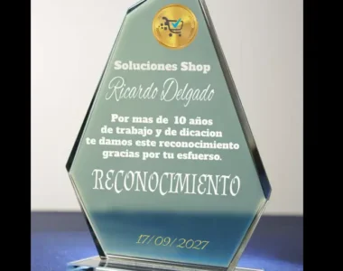 Trofeo de Cristal Oscuro o Trasparente de Alta Calidad