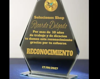 Trofeo de Cristal Oscuro o Trasparente de Alta Calidad