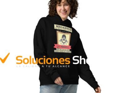 Sudadera Oversize Unisex: Comodidad y Estilo en una Prenda Diseño Holgado y Versátil Confeccionada con un 80% de algodón y un 20% de felpa de poliéster reciclado, esta sudadera oversize ofrece un corte holgado unisex que se adapta a cualquier silueta. Sus hombros caídos y su diseño sin cordón en la capucha la hacen ideal para lucir un estilo relajado y moderno. Calidez y Confort en Cada Uso La sudadera cuenta con una capucha forrada y un bolsillo de canguro en la parte delantera, proporcionando calidez y comodidad en los días más frescos. El canalé en los puños de la manga asegura un ajuste perfecto, manteniendo el calor corporal en todo momento. Sostenibilidad y Conciencia Ecológica Al estar fabricada con poliéster reciclado, esta sudadera contribuye a reducir el impacto ambiental. Con su diseño moderno y su compromiso con la sostenibilidad, esta sudadera oversize unisex es la elección perfecta para quienes valoran la moda consciente y responsable.