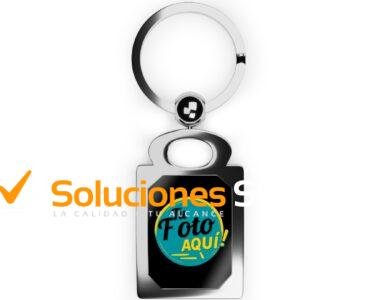 Sorprende con un detalle único, original y funcional. Nuestros llaveros metálicos personalizados son perfectos para regalar, promocionar tu marca o llevar tu estilo a todas partes. Puedes elegir entre paquetes de 3, 6 o 12 unidades y personalizar cada uno con diseños iguales o diferentes, según tu gusto o necesidad. Ya sea con un nombre, frase, imagen, logo o diseño gráfico, tus llaveros serán únicos. Fabricados con materiales resistentes, cuentan con acabado metálico brillante y área para sublimación de alta calidad. ¡Ideales para empresas, eventos, regalos corporativos o detalles creativos! ✅ Características principales: Personalización total en cada unidad: foto, logo, frase o diseño Puedes elegir todos iguales o cada uno diferente Sublimación de alta calidad a todo color Estructura metálica resistente y duradera Aros y gancho incluidos, listos para usar 📦 Ficha técnica del producto: Material: Cuerpo metálico con inserto sublimable Forma disponible: Circular (otros consultar) Tamaño del diseño: Área sublimable de aprox. 2.5 – 3 cm Técnica: Impresión por sublimación Incluye: Aro metálico + argolla Cantidad por paquete: 3, 6 o 12 unidades Personalización: Diseños iguales o diferentes según tu preferencia Uso: Promocional, regalo personalizado, empresarial, decorativo