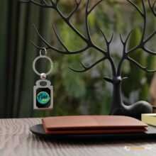 Sorprende con un detalle único, original y funcional. Nuestros llaveros metálicos personalizados son perfectos para regalar, promocionar tu marca o llevar tu estilo a todas partes. Puedes elegir entre paquetes de 3, 6 o 12 unidades y personalizar cada uno con diseños iguales o diferentes, según tu gusto o necesidad. Ya sea con un nombre, frase, imagen, logo o diseño gráfico, tus llaveros serán únicos. Fabricados con materiales resistentes, cuentan con acabado metálico brillante y área para sublimación de alta calidad. ¡Ideales para empresas, eventos, regalos corporativos o detalles creativos! ✅ Características principales: Personalización total en cada unidad: foto, logo, frase o diseño Puedes elegir todos iguales o cada uno diferente Sublimación de alta calidad a todo color Estructura metálica resistente y duradera Aros y gancho incluidos, listos para usar 📦 Ficha técnica del producto: Material: Cuerpo metálico con inserto sublimable Forma disponible: Circular (otros consultar) Tamaño del diseño: Área sublimable de aprox. 2.5 – 3 cm Técnica: Impresión por sublimación Incluye: Aro metálico + argolla Cantidad por paquete: 3, 6 o 12 unidades Personalización: Diseños iguales o diferentes según tu preferencia Uso: Promocional, regalo personalizado, empresarial, decorativo