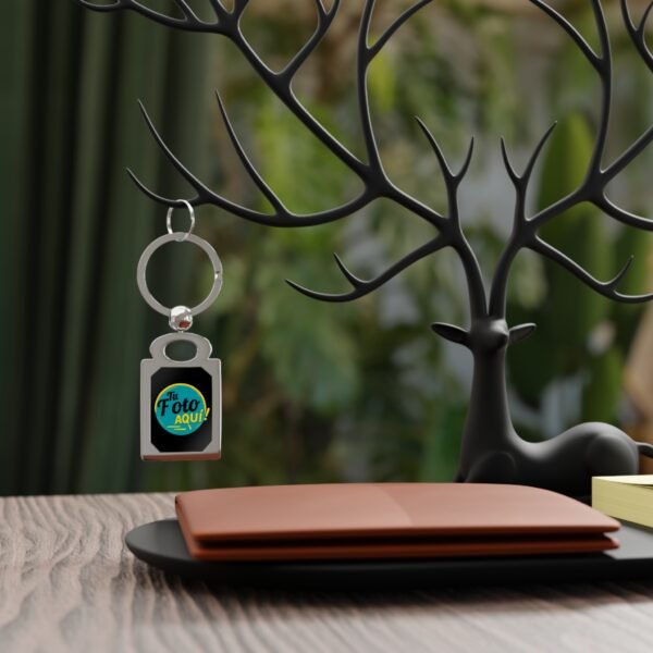 Sorprende con un detalle único, original y funcional. Nuestros llaveros metálicos personalizados son perfectos para regalar, promocionar tu marca o llevar tu estilo a todas partes. Puedes elegir entre paquetes de 3, 6 o 12 unidades y personalizar cada uno con diseños iguales o diferentes, según tu gusto o necesidad. Ya sea con un nombre, frase, imagen, logo o diseño gráfico, tus llaveros serán únicos. Fabricados con materiales resistentes, cuentan con acabado metálico brillante y área para sublimación de alta calidad. ¡Ideales para empresas, eventos, regalos corporativos o detalles creativos! ✅ Características principales: Personalización total en cada unidad: foto, logo, frase o diseño Puedes elegir todos iguales o cada uno diferente Sublimación de alta calidad a todo color Estructura metálica resistente y duradera Aros y gancho incluidos, listos para usar 📦 Ficha técnica del producto: Material: Cuerpo metálico con inserto sublimable Forma disponible: Circular (otros consultar) Tamaño del diseño: Área sublimable de aprox. 2.5 – 3 cm Técnica: Impresión por sublimación Incluye: Aro metálico + argolla Cantidad por paquete: 3, 6 o 12 unidades Personalización: Diseños iguales o diferentes según tu preferencia Uso: Promocional, regalo personalizado, empresarial, decorativo