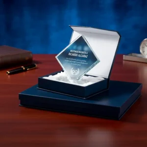 Trofeo de Vidrio Octagonal con Impresión a Color Incluye Caja de Lujo