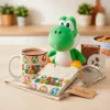 Kit de Regalo Personalizado Yoshi – Incluye Peluche de 20cm, Taza Cerámica y Camisa Sublimada en Bolsa Especial