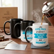 Taza mágica de cerámica negra revelando mensaje "Al mejor papá del mundo" al contacto con café caliente.